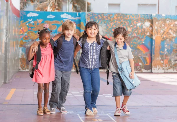 Щасливі Діти Обіймають Грають Мультикультурній Школі — стокове фото