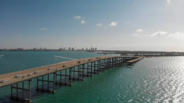 Vista Aérea Incrível Rickenbacker Causeway Miami Com Skyline Downtown Segundo — Fotografia de Stock