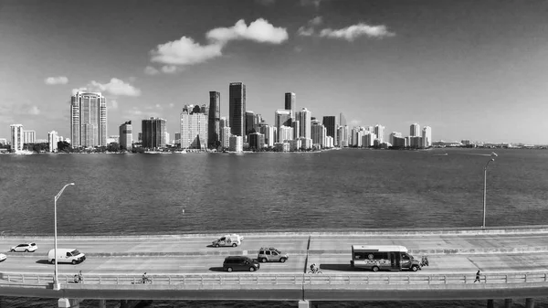 Vista Aérea Incrível Rickenbacker Causeway Miami Com Skyline Downtown Segundo — Fotografia de Stock