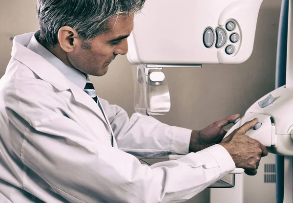 Arzt Richtet Mammografie Gerät Ein — Stockfoto