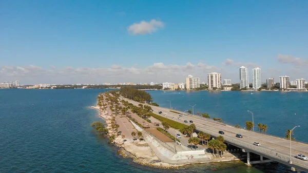 Geweldige Luchtfoto Van Rickenbacker Causeway Miami Met Skyline Van Downtown — Stockfoto