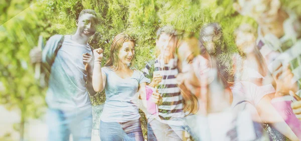 Grupo Razas Mixtas Adolescentes Felices Sonriendo Aire Libre Jardín — Foto de Stock