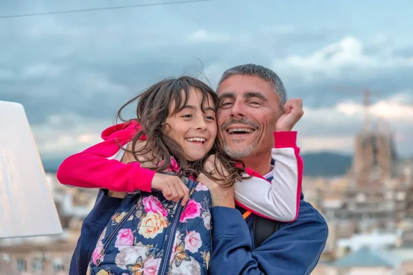 Padre Hija Felices Viendo Ciudad Desde Una Azotea —  Fotos de Stock