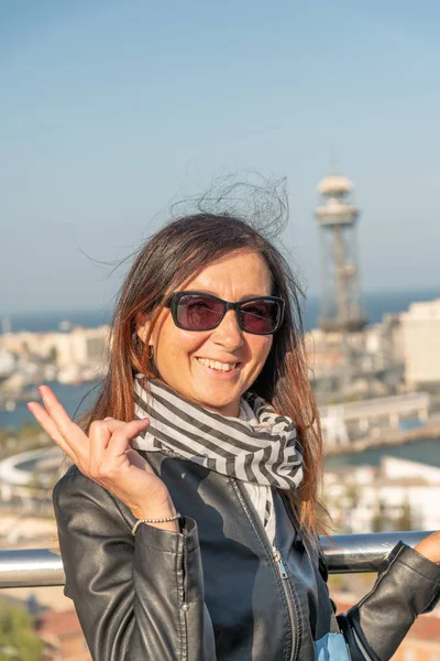 Mujer Feliz Visitando Ciudad —  Fotos de Stock