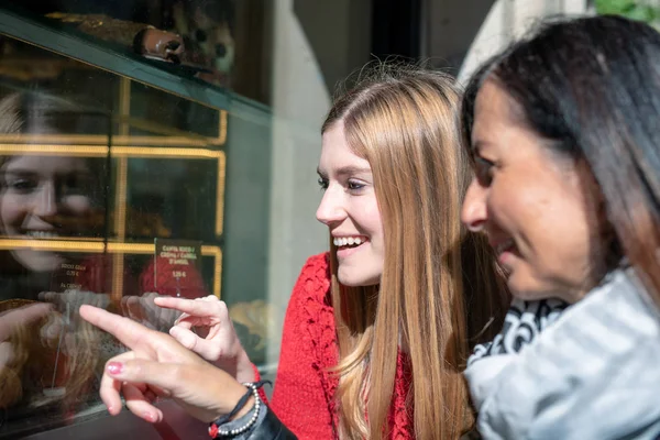 Mulheres Olhando Para Vitrine Café — Fotografia de Stock