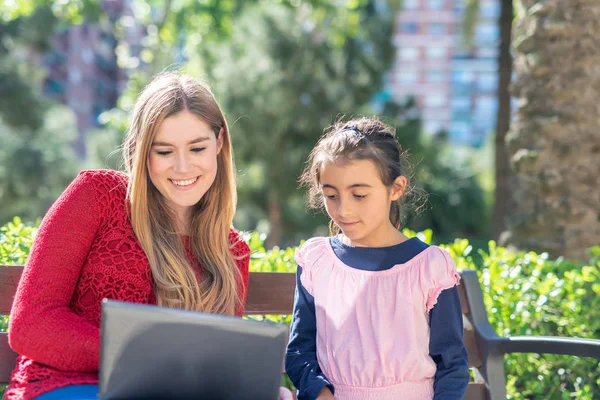 Madre Figlia All Aperto Guardando Schermo Del Computer Portatile Parco — Foto Stock