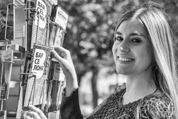 Szczęśliwy Turysta Kobieta Ogląda Barcelona City Przewodników Odkryty Sklep — Zdjęcie stockowe