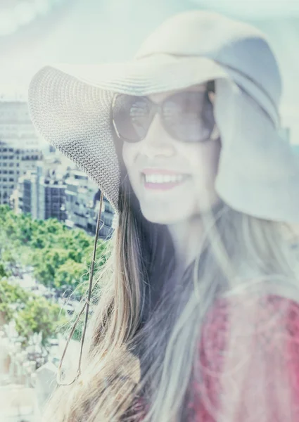 Glücklich Schöne Blonde Mädchen Mit Strohhut Blick Auf Die Skyline — Stockfoto