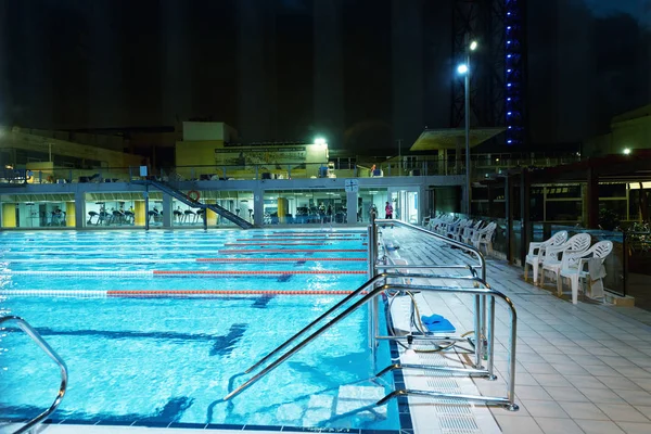 Barcelona Mayo 2018 Piscina Frente Mar Por Noche Ciudad Atrae — Foto de Stock