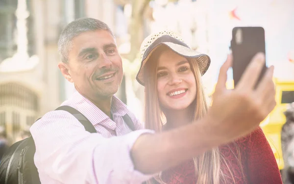 Látogasson Boldog Pár Így Selfies Során Barcelona Város Turizmus Üdülés — Stock Fotó