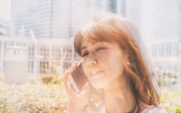 Glückliches Asiatisches Mädchen Das Smartphone Spricht Und Durch Die Straßen — Stockfoto