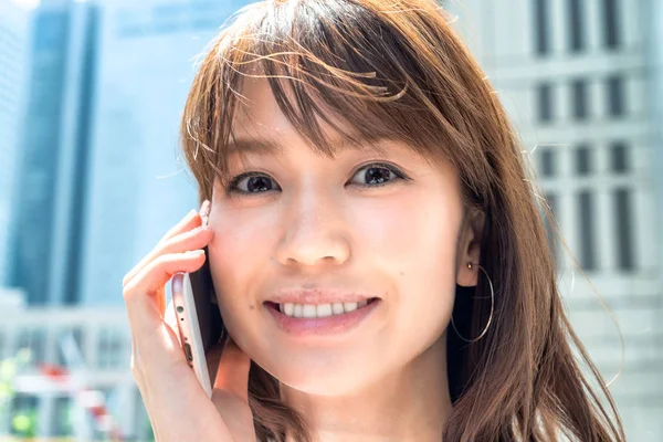 Feliz Chica Asiática Hablando Smartphone Sonriendo Largo Las Calles Ciudad —  Fotos de Stock