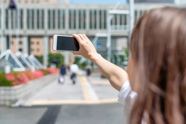 Feliz Chica Asiática Tomando Fotos Tokyo Downtown Skyline — Foto de Stock