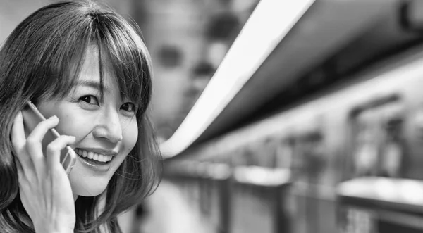 Mosolygó Gyönyörű Ázsiai Lány Fogadó Telefonhívás Belsejében Egy Subway Station — Stock Fotó