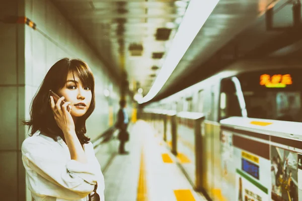 地下鉄駅構内で電車を待っている美しいアジアの少女 — ストック写真