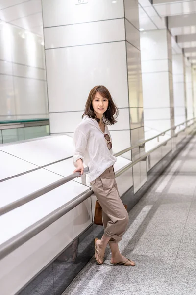 美しい日本の女性待っている出会い地下鉄駅構内 — ストック写真