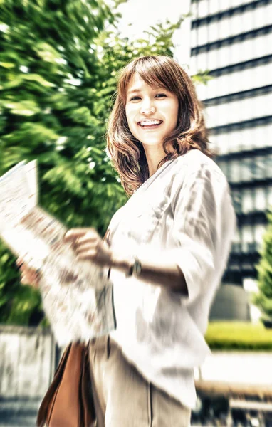 微笑的日本女孩户外城市地图 — 图库照片