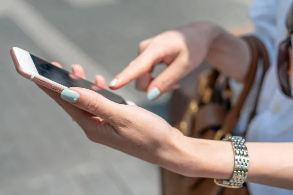 Beautiful Woman Hands Using Smartphone City Streets — Stock Photo, Image