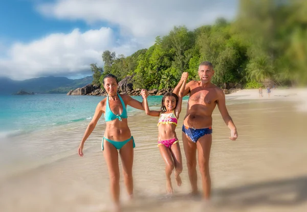 Família Três Desfrutando Vida Praia Andando Costa — Fotografia de Stock