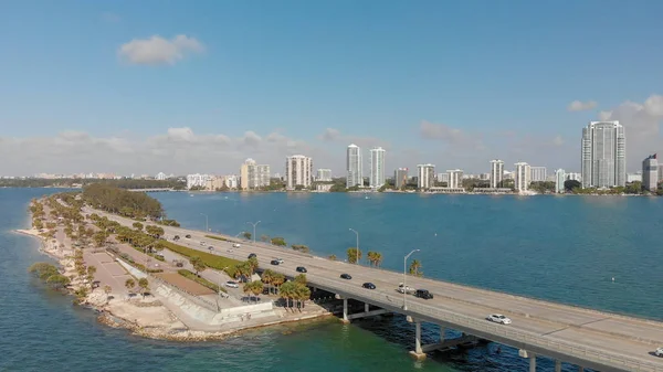 Miami, Florida'da Rickenbacker geçidi. Güzel bir günde havadan görünümü.