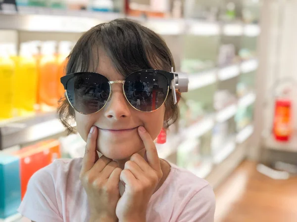 Молода Дівчина Намагається Сонцезахисні Окуляри Магазині — стокове фото