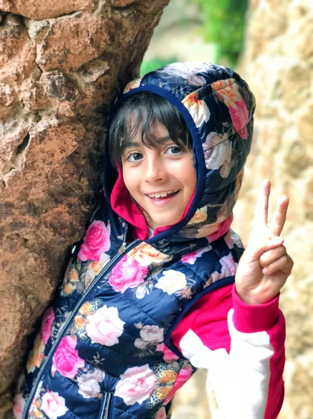 Счастливая Девочка Делает Знак Левой Рукой Открытом Воздухе — стоковое фото