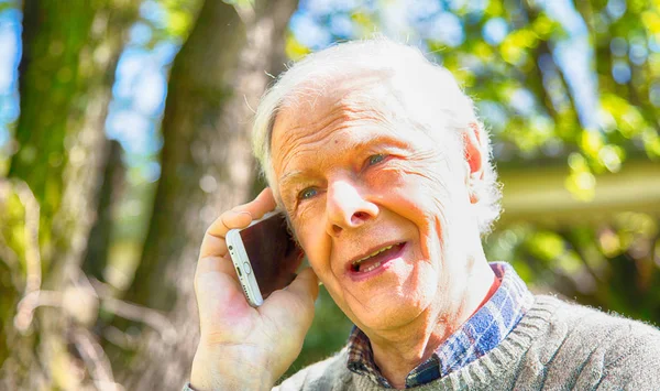 Homem Mais Velho Feliz Falando Com Amigo Telefone Livre Sorrindo — Fotografia de Stock