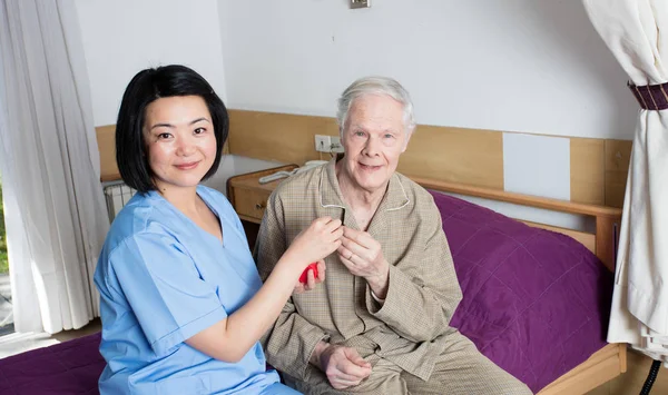 Asyalı Hemşire Tıbbi Hap Hastane Yatağında Yaşlı Adam Teslim — Stok fotoğraf