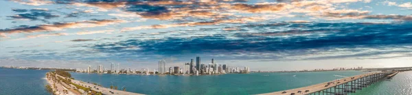 Vista Panorámica Aérea Rickenbacker Causeway Horizonte Miami Atardecer Florida — Foto de Stock