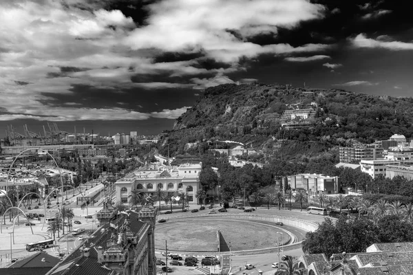 Barcelona - 13 Mayıs 2018: Montjuic Dağı havadan görünümü. Barcelona 10 milyon kişi her yıl çekiyor.