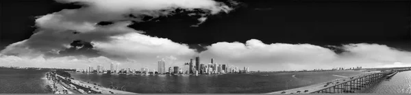 Miami Rickenbacker Geçidi Alacakaranlıkta Panoramik Havadan Görünümü — Stok fotoğraf