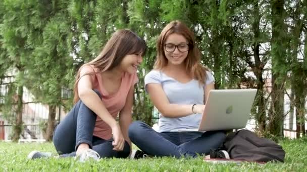 Asiatiska Och Kaukasiska Tonårsflickor Gräset Med Laptop — Stockvideo