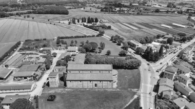 Güzel katedral çevrilidir havadan görünümü.