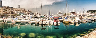 Montecarlo, Fransa - 12 Mayıs 2011: Turist şehir sokakları güzel bir günde yürümek. Her yıl yaklaşık 3,5 milyon turist Monako ziyaret..