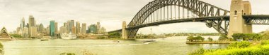 Sydney - 7 Kasım 2015: Sydney Harbour Bridge bulutlu bir günde. Şehir her yıl 15 milyondan fazla kişi tarafından ziyaret edilmiştir.