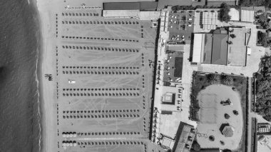 Hamam ve plaj şemsiye ek yükü havadan görünümü.