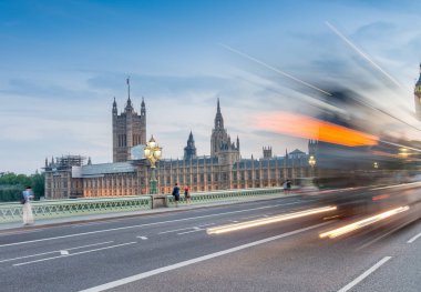 Westminster Bridge ve Big Ben gece trafik.