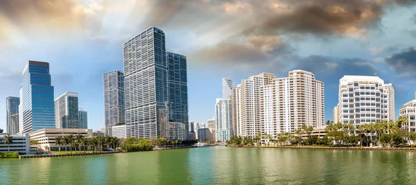 Brickell Key Miami Stadens Silhuett Solnedgången Panoramautsikt — Stockfoto