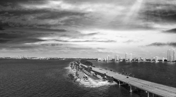 Miami Rickenbacker Causeway Panoramische Luftaufnahme Der Dämmerung — Stockfoto