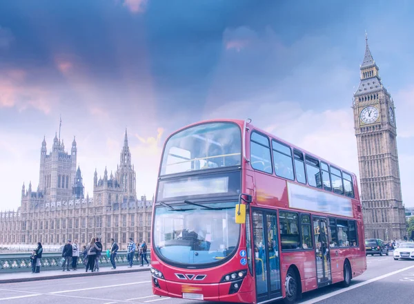 Londyn Autobus Klasyczny Czerwony Piętrowy Przekraczania Mostu Westminsterskiego Zachodzie Słońca — Zdjęcie stockowe