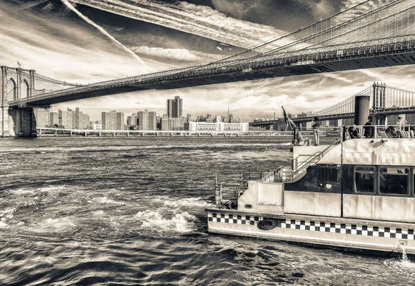 Barco Amarillo Cruzando Río Ciudad Nueva York — Foto de Stock