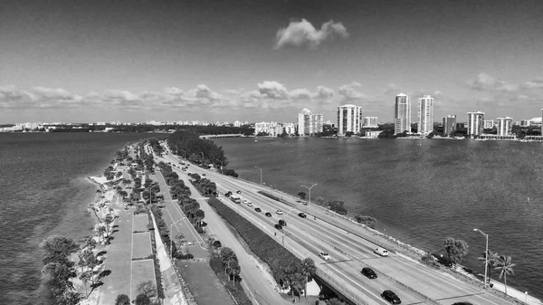 Vista Aérea Incrível Rickenbacker Causeway Miami Com Skyline Downtown Segundo — Fotografia de Stock