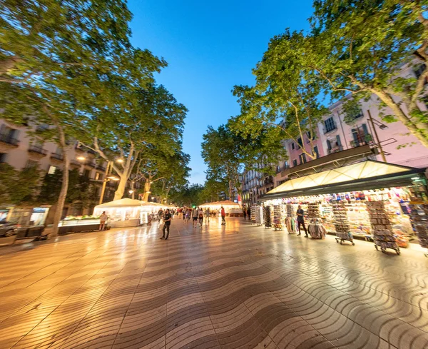 Barcelona Mayo 2018 Turistas Largo Rambla Una Noche Primavera Ciudad —  Fotos de Stock