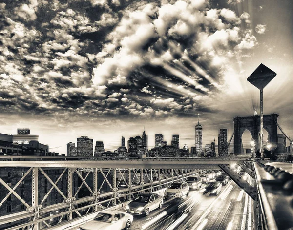 Gece Araba Trafiği Olan Brooklyn Köprüsü — Stok fotoğraf