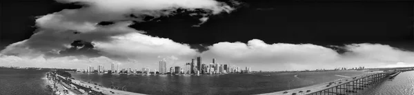 Miami Rickenbacker Geçidi Alacakaranlıkta Panoramik Havadan Görünümü — Stok fotoğraf