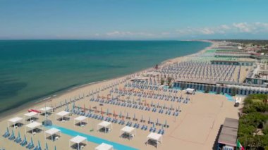 Kıyı ve sahil sandalye havadan görünümü