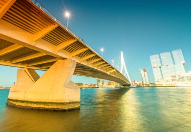 Rotterdam gece manzarası, Hollanda.