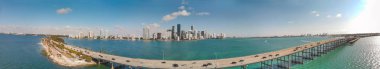 Miami Rickenbacker geçidi, alacakaranlıkta panoramik havadan görünümü.