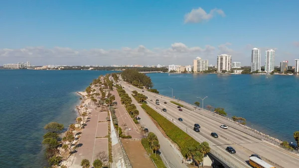 Geweldige Luchtfoto Van Rickenbacker Causeway Miami Met Skyline Van Downtown — Stockfoto