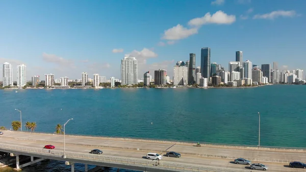 Erstaunliche Luftaufnahme Des Rickenbacker Causeway Miami Mit Der Skyline Der — Stockfoto